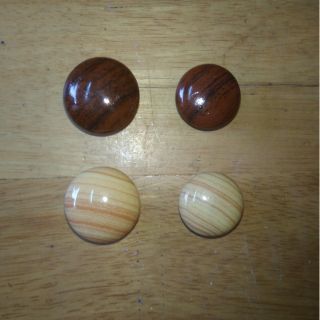 Núm nhựa đẹp giả gỗ kèm ốc