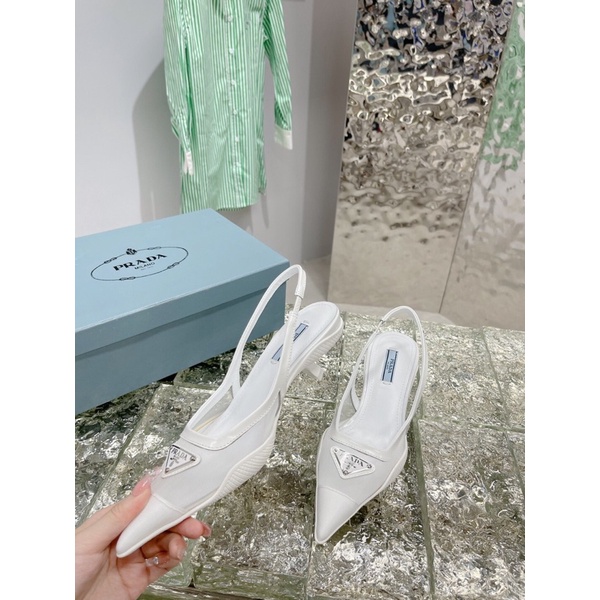 Giày cao gót 5cm mũi nhọn khoét eo logo thương hiệu Prada 2022 cao cấp