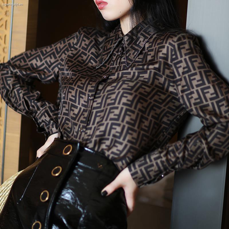 Thời trang mùa xuân năm 2021 mới in chữ cái tên lớn đường viền cổ áo kim cương nóng tính khí thời trang áo sơ mi thẳng nữ tính khí