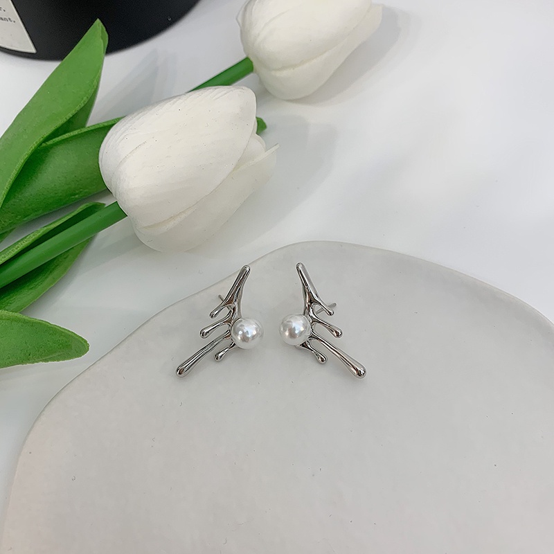 Khuyên tai dáng dài đính ngọc trai phong cách retro thời trang