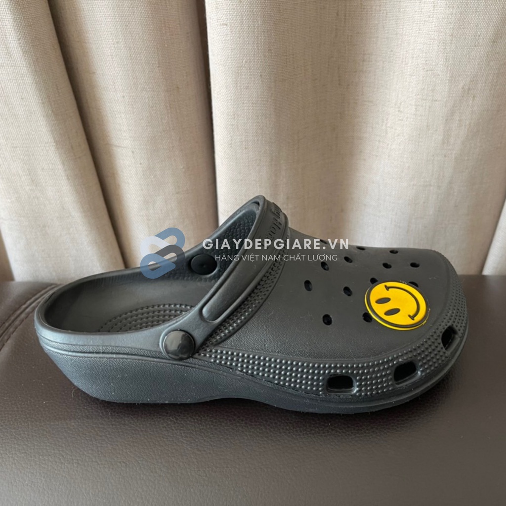 Dép Sục Nam Nữ Crocs Dán Sticker Mặt Cười Phong Cách StreetStyle Năng Động Trẻ Trung - Giaydepgiare88.vn