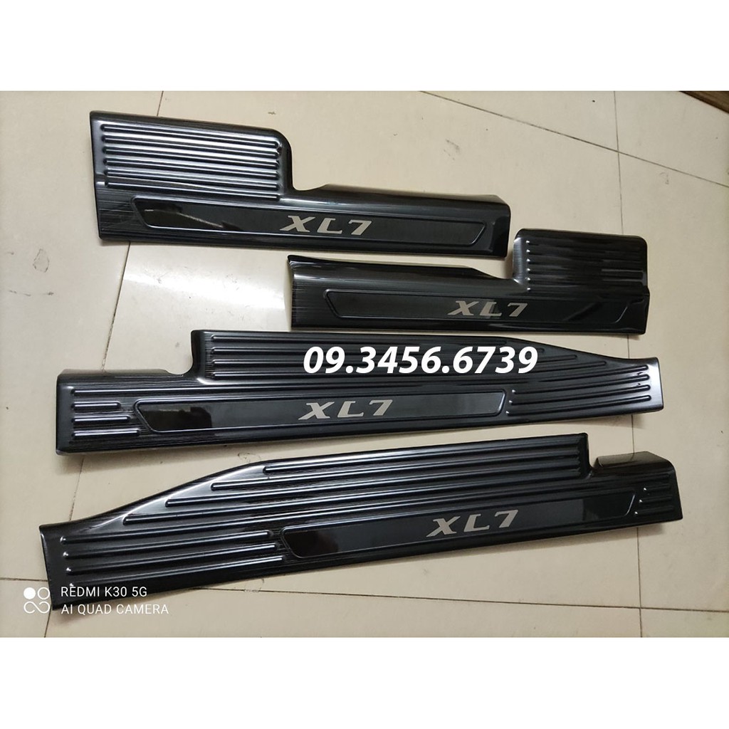 Ốp Bậc Cửa Xe Suzuki XL7  2019 2020 2021 2022 2023 mẫu Titan