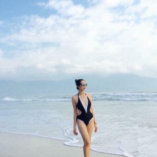Đồ bơi cut out đen viền trắng