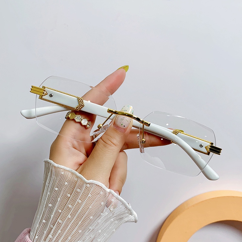 Kính mát có gọng vuông lớn thời trang dành cho nữ