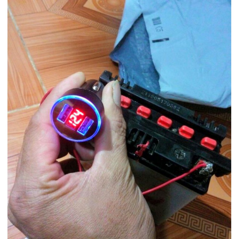 1 TẨU SẠC ĐIỆN THOẠI GẮN TRÊN XE ÔTÔ KÈM BÁO VON ẮC QUY TỪ 12V -24V LOẠI TỐT
