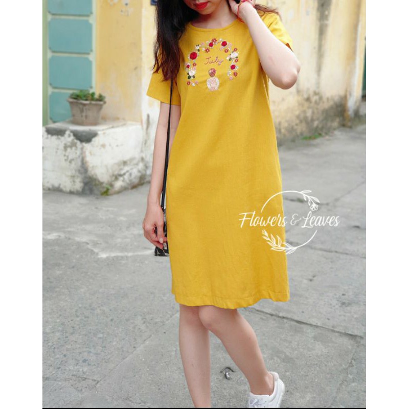 váy linen vàng mustard cộc tay/ tay lỡ thêu cô gái hoa July