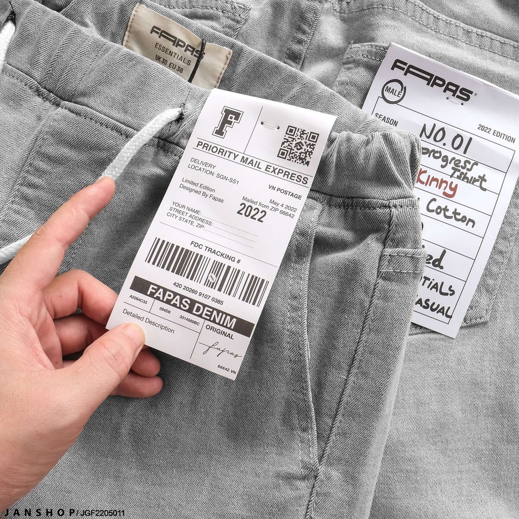 Quần Jogger lưng thun có dây rút thoải mái, tag treo logo sang trọng, lai bo giúp chàng ăn gian chiều cao