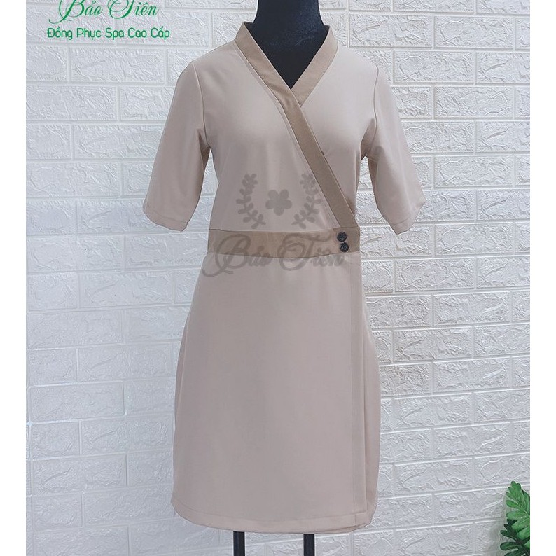 Đầm Spa Cao Cấp Màu Nâu Phối Viền Tôn Dáng Phù Hợp Trong Thẩm Mỹ