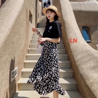 Set áo thun đen lô gô hoa cúc + chân váy hoa cúc dáng dài