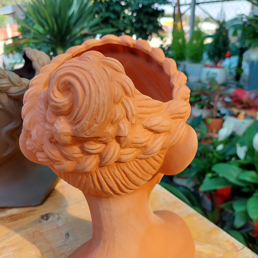 Chậu đất nung, Chậu sen đá - Cô gái bím tóc, miệng chậu 15cm ngang 11cm dọc, chiều cao 26cm