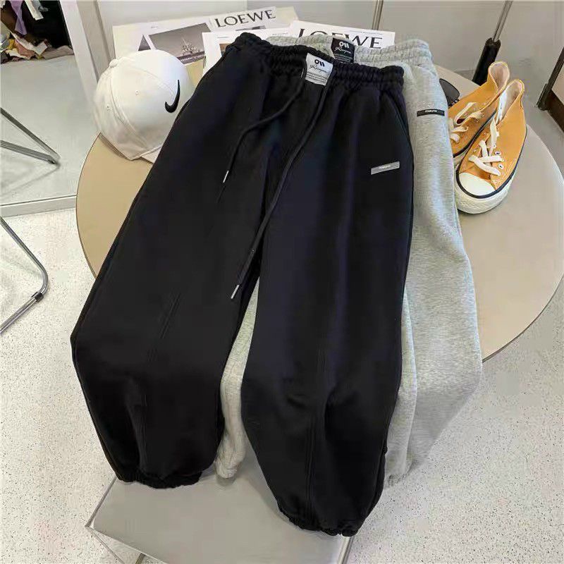 Quần Joggers Ly Logo chất vải bo gân  Unisex _Chất vải bo gân dày dặn from rộng, mí ly tạo điểm nhấn