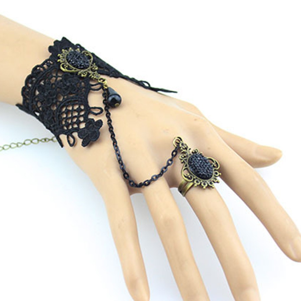 Vòng tay thiết kế ren màu đen kết hợp cùng nhẫn có đính đá phong cách quyến rũ | BigBuy360 - bigbuy360.vn