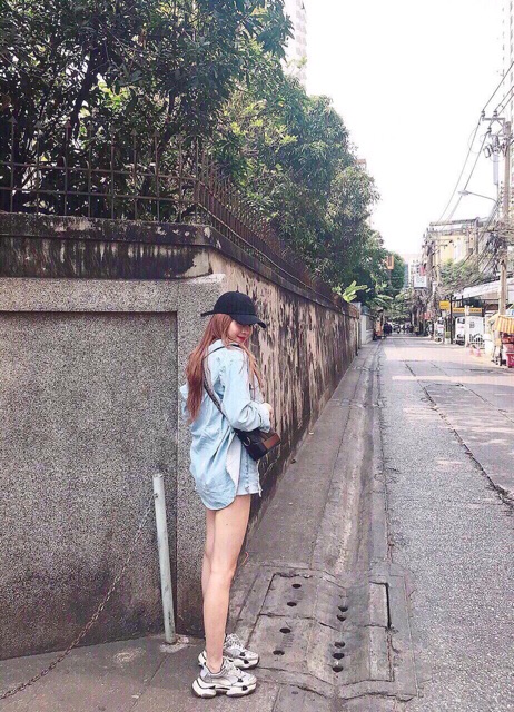 Giày thể thao màu bạc