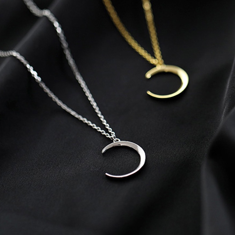 Dây chuyền thời trang mặt hình mặt trăng đơn giản dễ phối đồ cho nữ