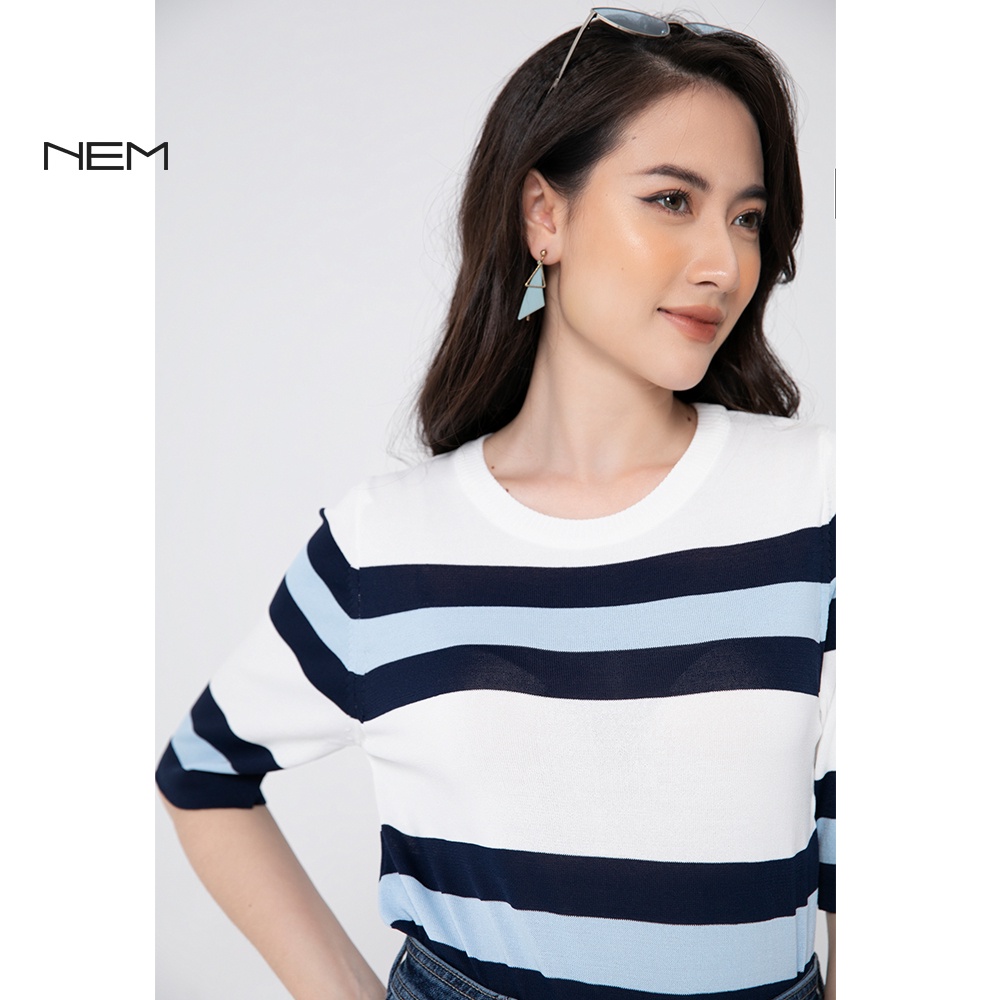 Áo len trắng phối họa tiết kẻ cổ tròn NEM Fashion AL62002 mã 3