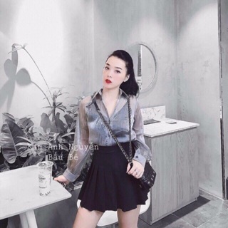Áo sơ mi bạc chân váy đen