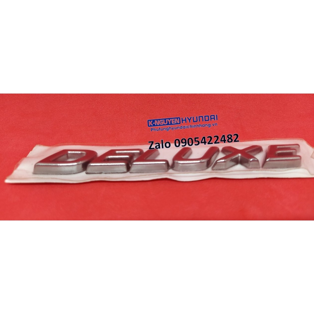 Logo chữ nổi "deluxe" dùng chung cho xe Kia