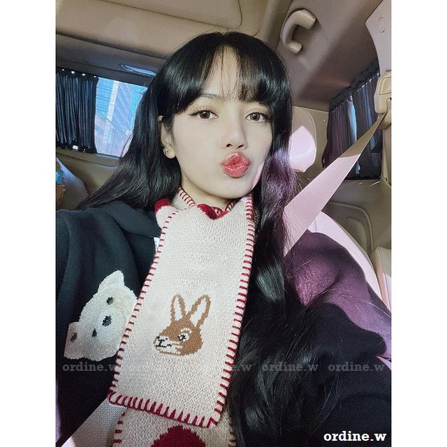 Khăn len hình thỏ & tim BLACKPINK Lisa vắt sổ cute