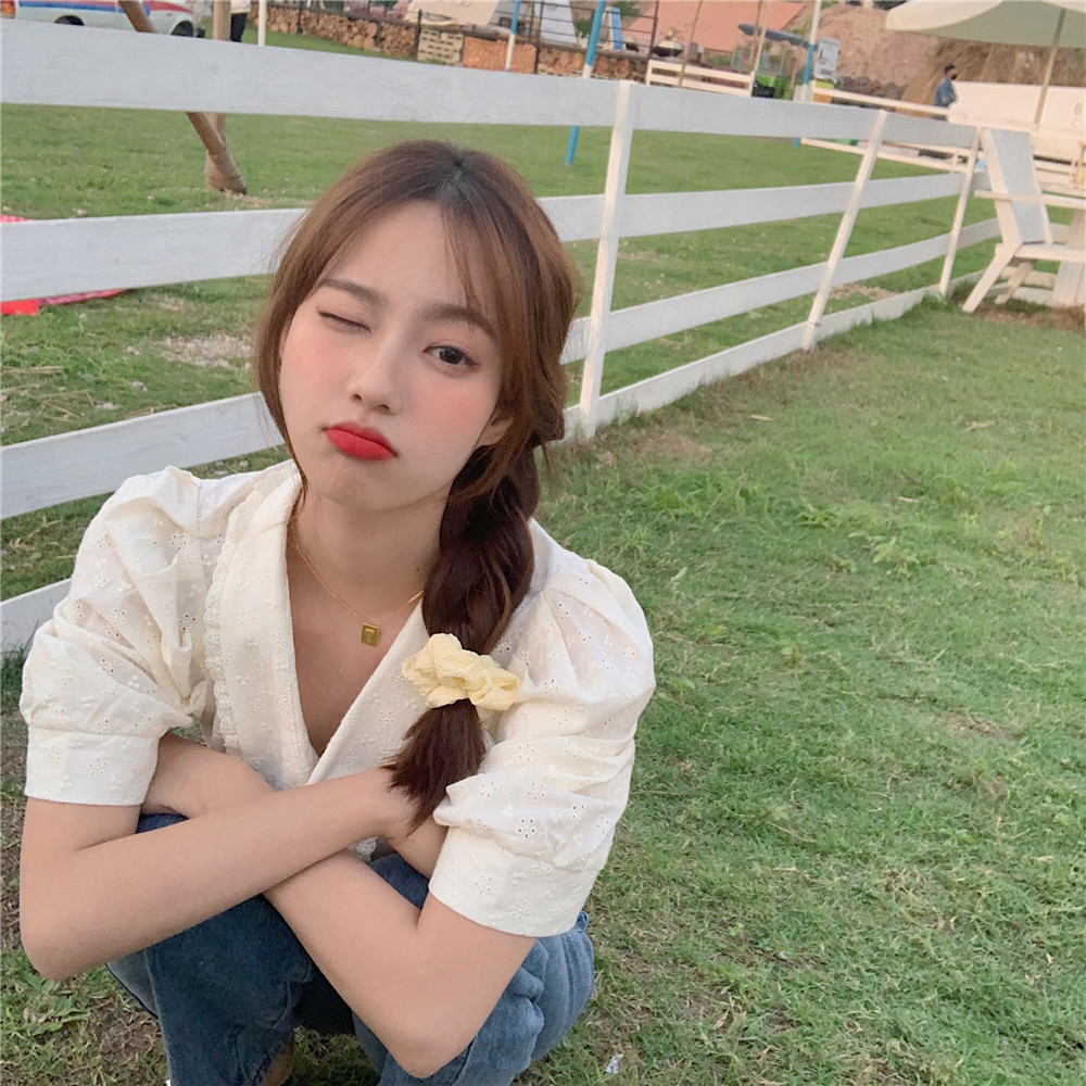 Áo màu trắng cổ chữ V tay phồng phối vải ren xinh xắn dễ thương