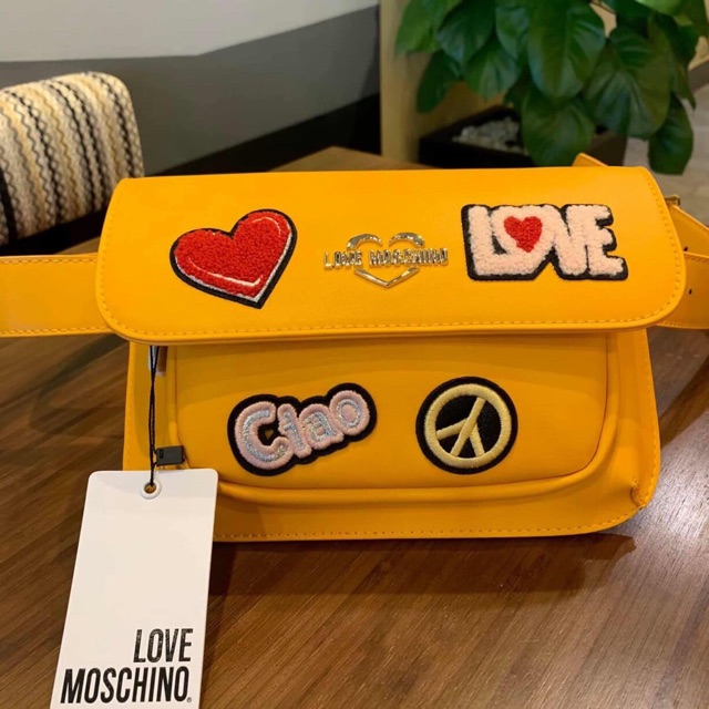 Túi Love Moschino Belt Bag vàng mùa xuân sẵn hàng