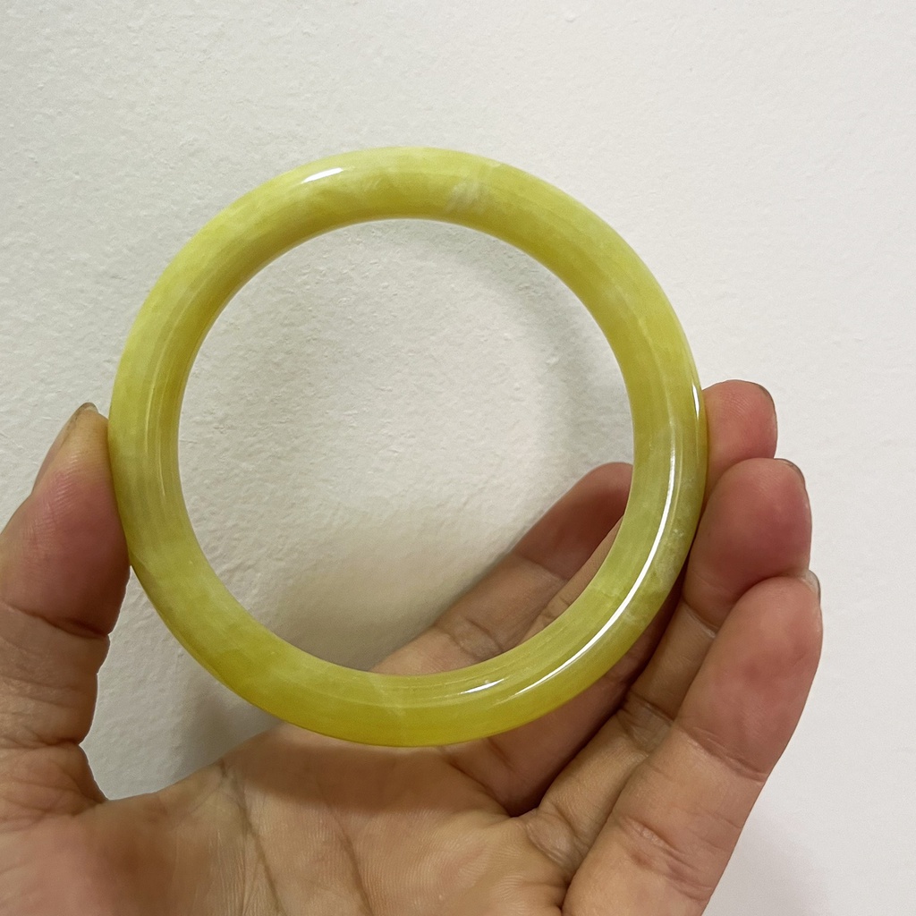 Vòng tay ngọc thật màu vàng cho mệnh Thủy và Kim ngọc của Việt Nam mảnh mai nhiều size