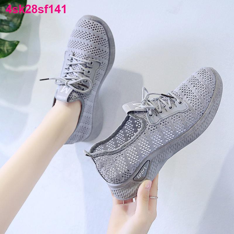 giày sneaker nữGiày nữ mùa hè mới 2021 bay thể thao dệt kim lưới thoáng khí đế mềm chống mài mòn thường