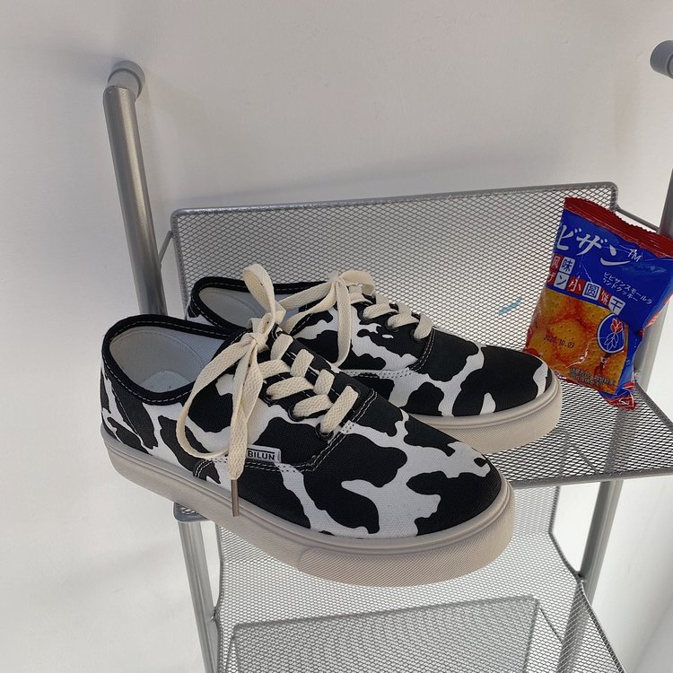 Giày thể thao đế bằng họa tiết bò sữa phong cách Hàn Quốc thời trang sành điệu | BigBuy360 - bigbuy360.vn