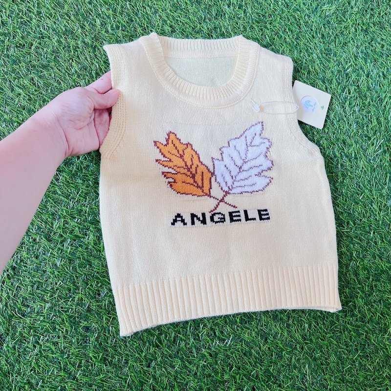 Áo gile len bé gái chất liệu len mềm mịn, hoạ tiết dễ thương bé nào cũng thích