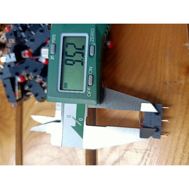 2 chiếc công tắc hành trình loại nhỏ 10T85