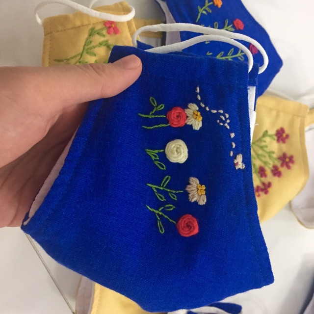 Khẩu trang thêu hoa
