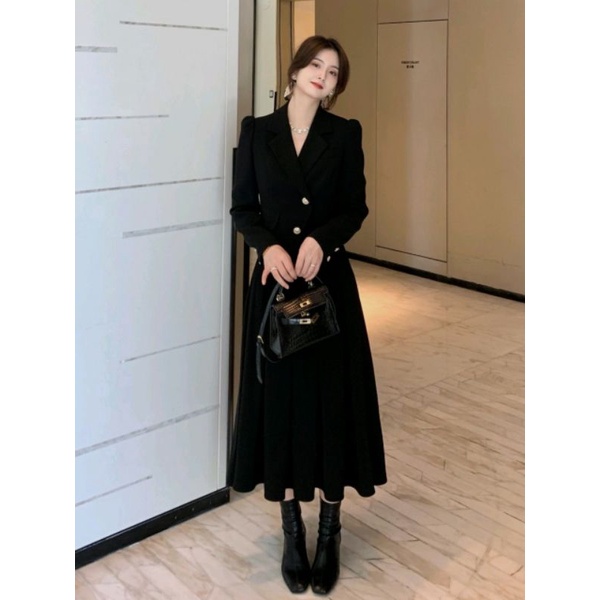 Set váy oder áo khoác kiểu vest dáng ngắn và chân váy xòe xếp ly lớn hai màu nâu và đen.