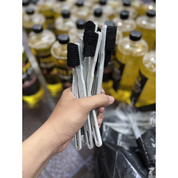 Bàn chải rửa xe - Dùng để chà nhông sên dĩa và chi tiết kim loại