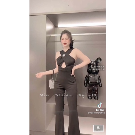 Jumpsuit đen dài ống loe khoét ngực đắp chéo cổ yếm!