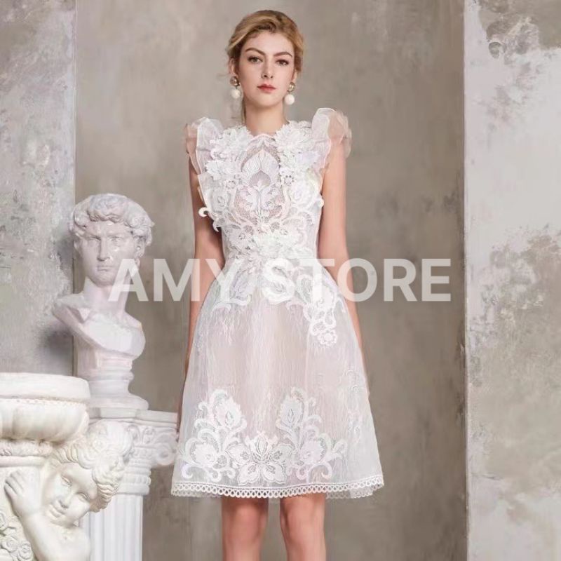 Váy ren hoa trắng.