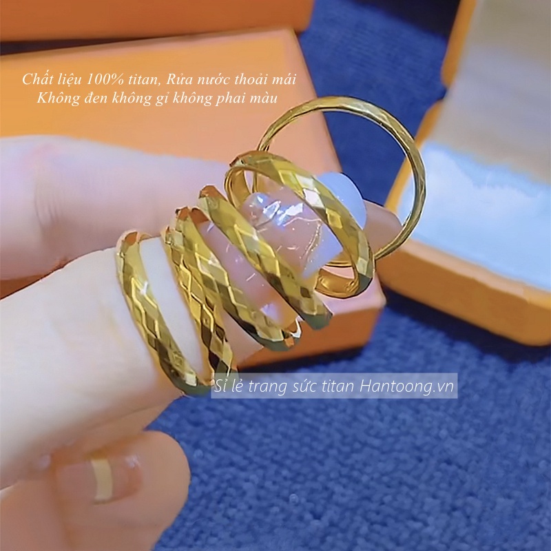 Nhẫn titan không gỉ mạ vàng 18k thiết kế họa tiết đơn giản thanh lịch dành cho nữ