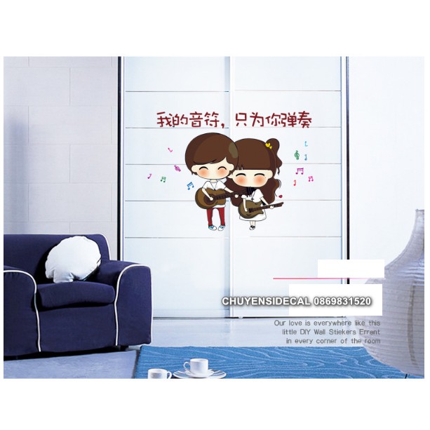 Decal trang trí tường - Tranh Chibi Cặp Đôi chơi đàn