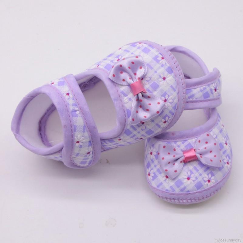 Đôi giày tập đi mềm mại in họa tiết dễ thương thoải mái cho bé gái