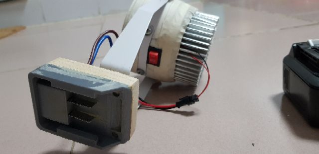 Đèn pha dùng pin makita 12V