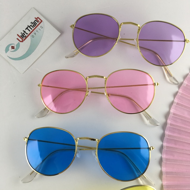 Kính màu đi biển nhỏ xinh