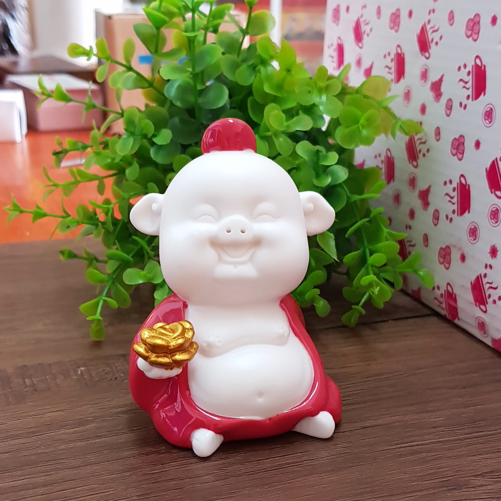 Tượng chibi chú Heo may mắn - cầm sen vàng