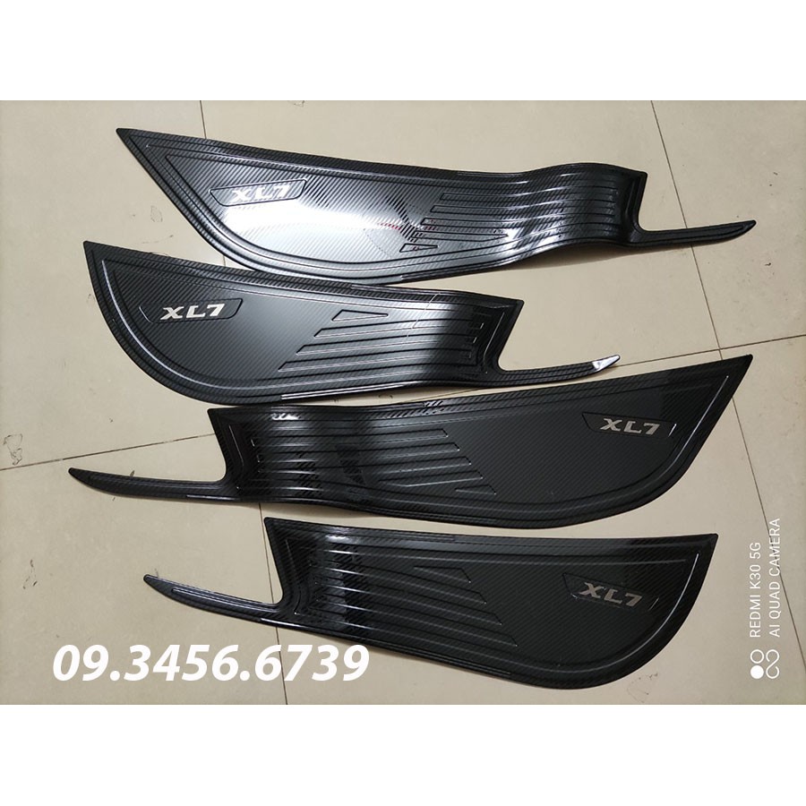 Bộ 4 ốp tapli cửa xe Suzuki XL7, XL-7 2020 2021 2022 mầu titan/carbon - tặng kèm keo dính thêm