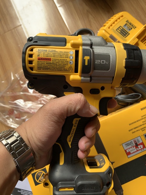 Máy khoan pin Dewalt dcd999