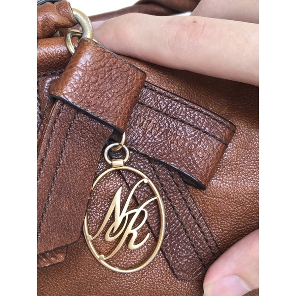 Túi chuẩn si. Túi qua sử dụng. Khách vui lòng xem hình nếu muốn biết thêm thông tin sản phẩm mời khách vô chat. Thanks .