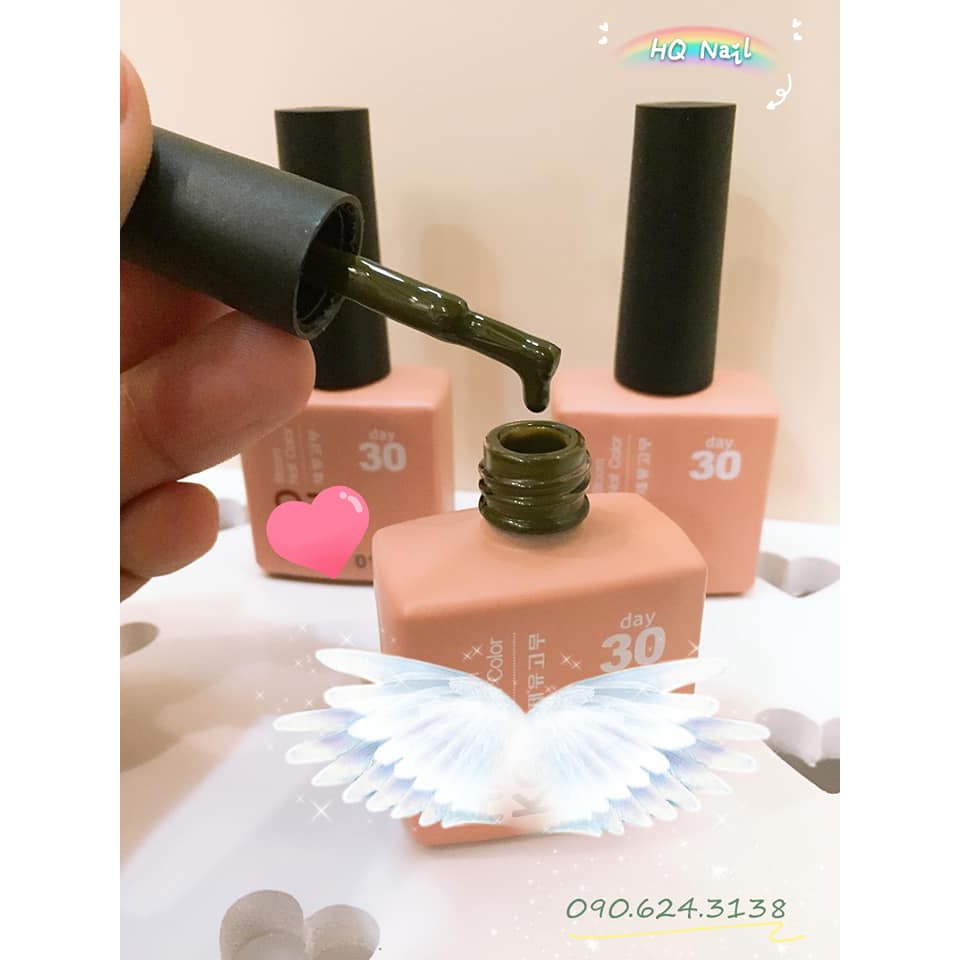 Sơn móng tay màu xanh rêu cực đẹp & sang chảnh sáng da cho mọi cô gái