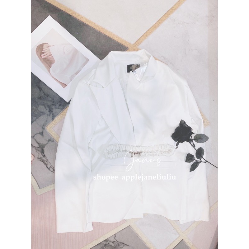 JANE'S Áo khoác vest form dài phối thắt lưng nhún - chân váy trắng baby Black - White C41