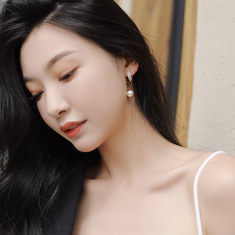 Hoa tai dáng dài đính ngọc trai nhân tạo thiết kế thời trang