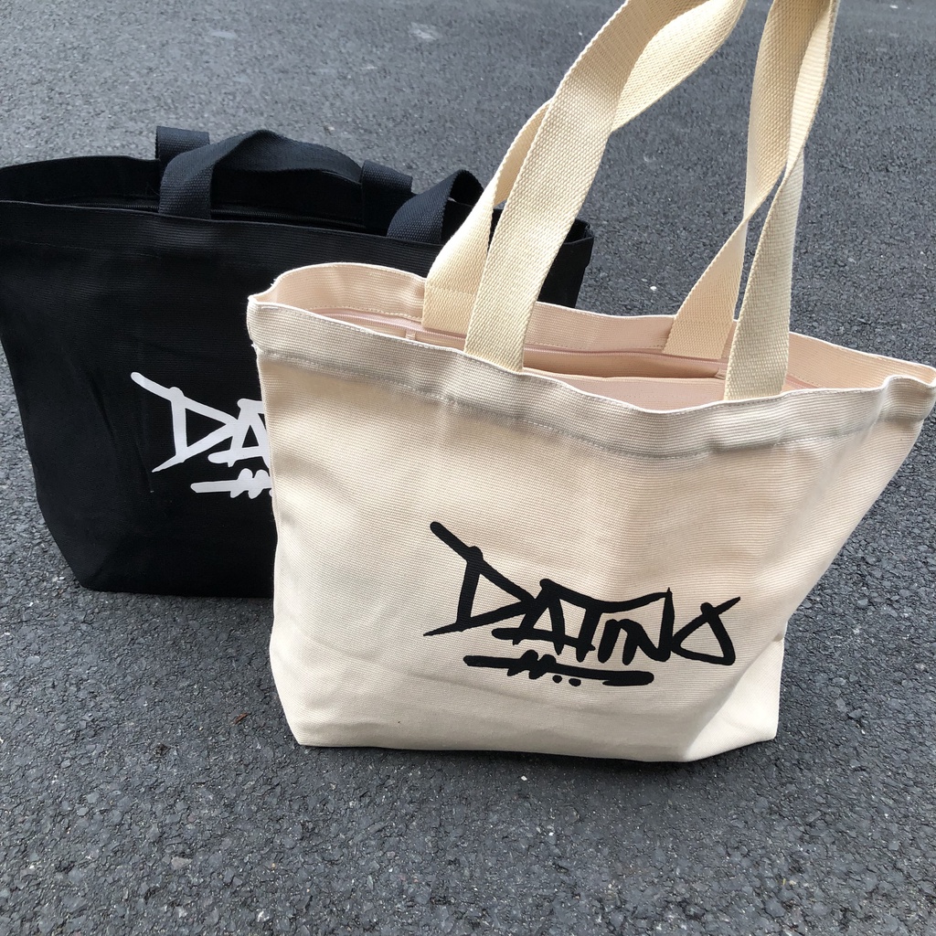 Túi tote canvas DATINO Signature form ngang in lụa Graffiti có dây kéo, có túi nhỏ bên trong