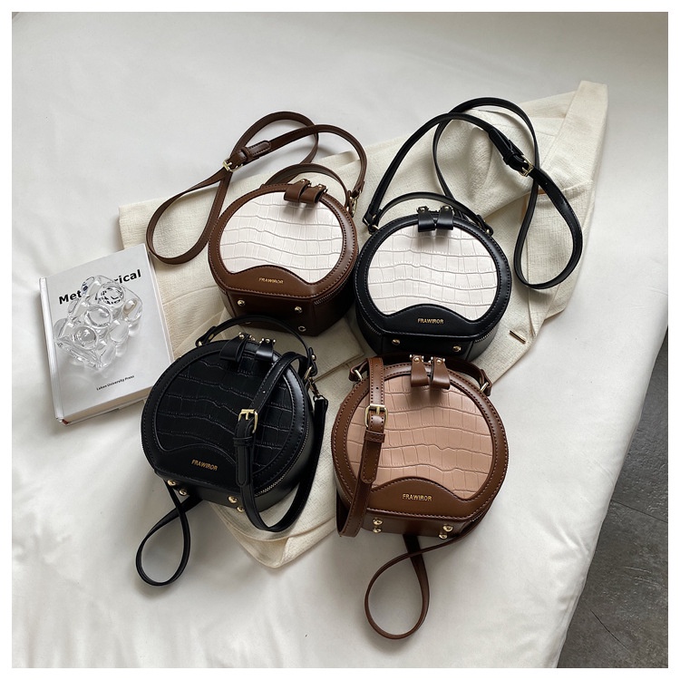 Túi đeo chéo nữ dáng tròn vân rắn nâu hot trend 2023 cực xinh BAG U TOV27