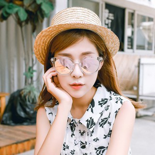 Kính râm gọng vuông thời trang.