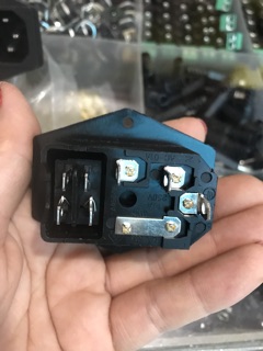 Ổ nguồn công tắc kèm cầu chì